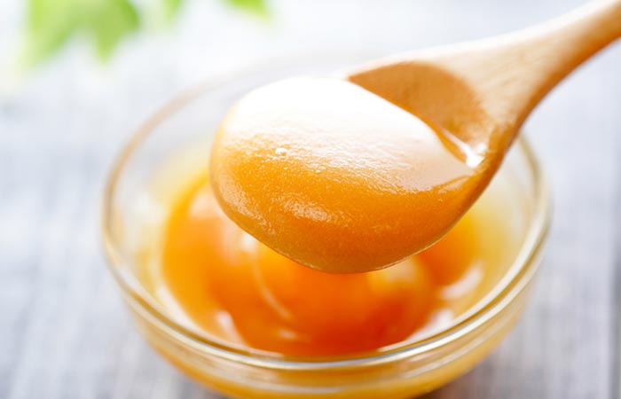 Manuka honey as a natural way to reduce forehead wrinkles at home.
