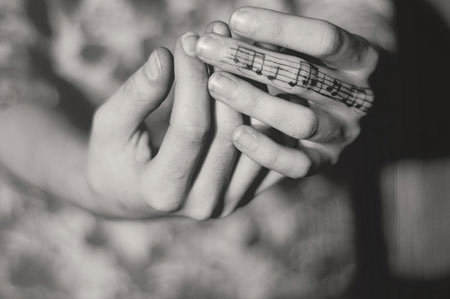 Music notes on the finger tattoo design