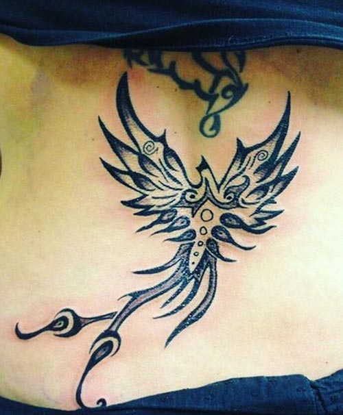 Phoenix com tatuagem de fitas