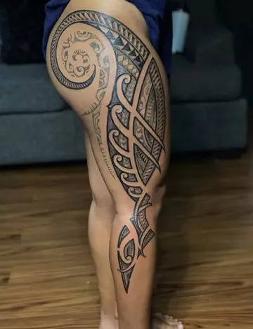 Swirly Hawaiian tattoo design on thigh
