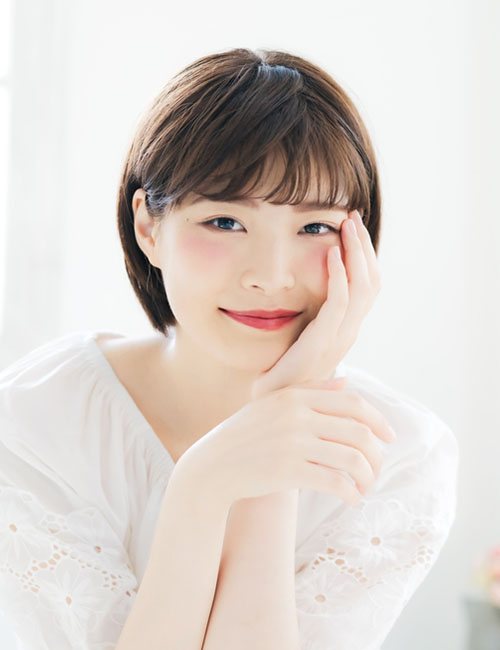 Bangs parted thickly Japanese hairstyle for women