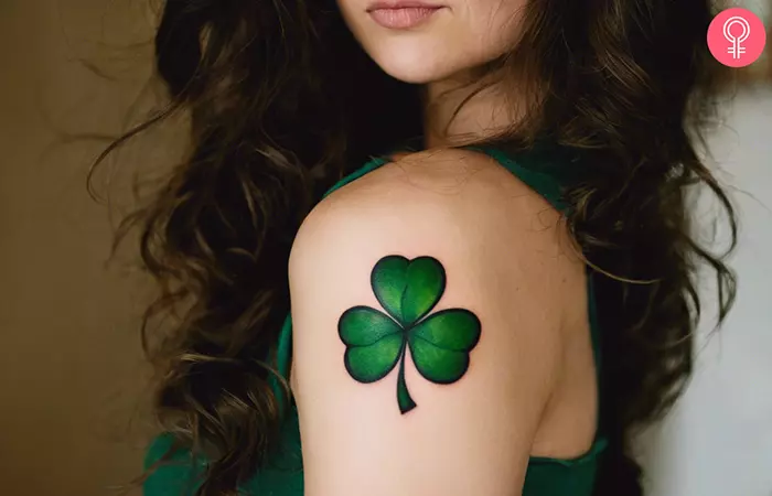 Woman-with-a-traditional-shamrock-tattoo-on-her-upper-arm