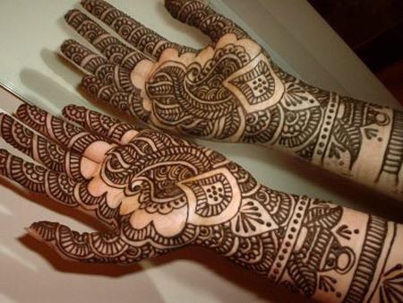 Beautiful Arabic style mehndi for Eid