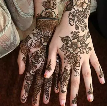 Sophisticated floral mehndi design for Eid
