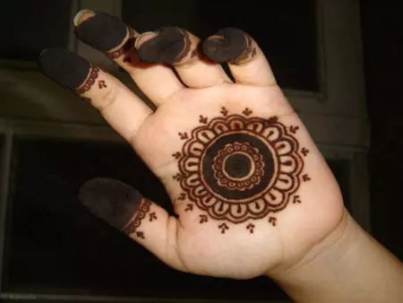 Simple circular mehndi design for Eid