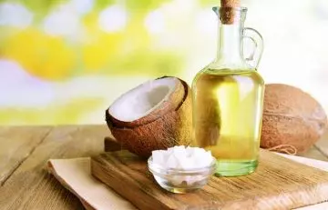 Coconut oil anti-aging face mask at home