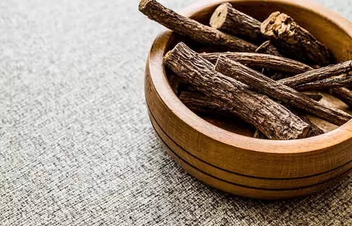 Ayurvedic treatment for glowing skin with licorice root and lemon to improve the skin tone