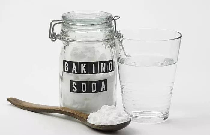 Baking soda pack treatment for dry hair