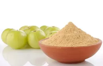 Amla powder and lime juice treatment for dry hair