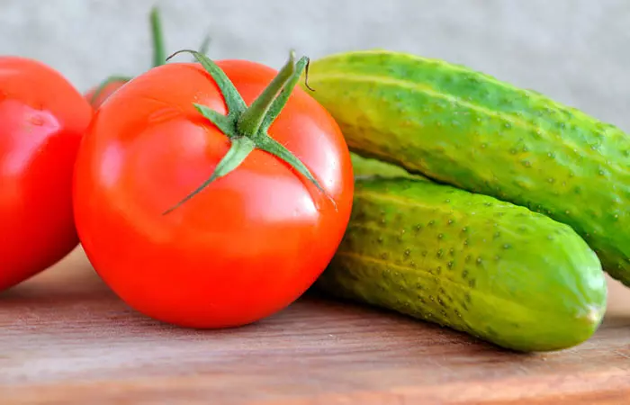 Homemade cucumber and tomato cleanser to remove dirt and grime from your face