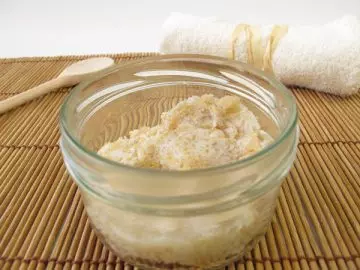 Homemade cleansing cream and sugar scrub for dry skin