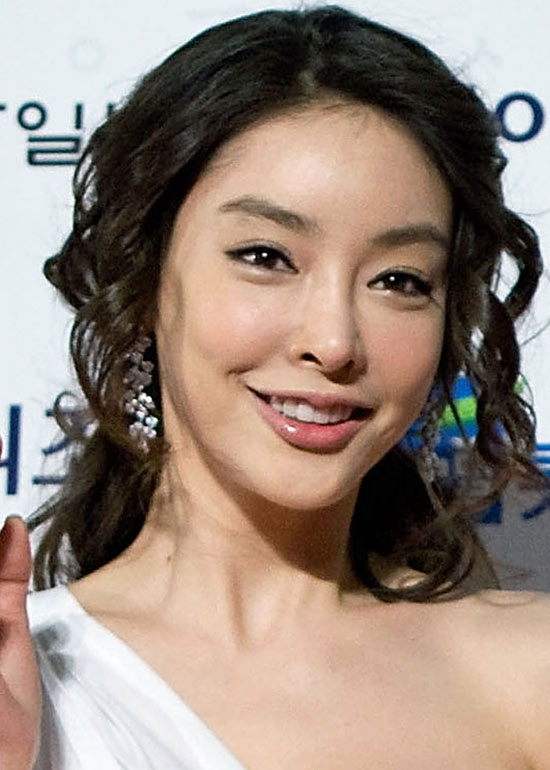 Curly ombre half-up Korean hairstyle