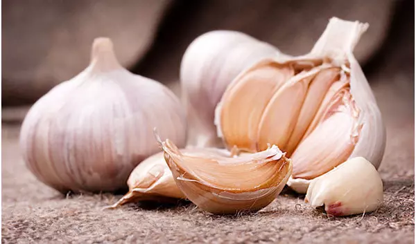 Garlic is a good vegetable for hair growth