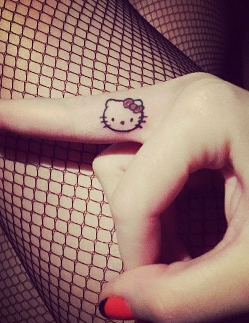 Hello kitty's face tattoo on Katy Perry's finger