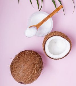 如何使用椰奶做头发：食谱和好处