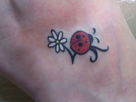 Lieveheersbeestje Met Witte Bloem Tattoo