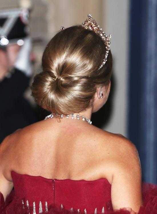 Wedding Hairstyles With Tiara To Walk The Aisle Looking Like A Princess