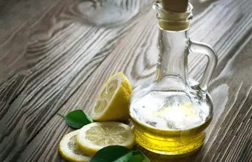 Olive oil and lemon juice for glowing skin