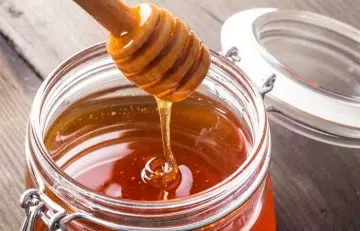 Onion juice and honey to control hair loss