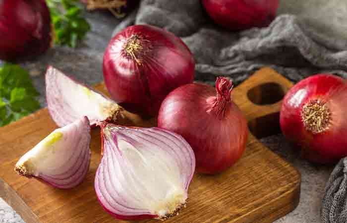 Onions as a way of treating temple hair loss naturally