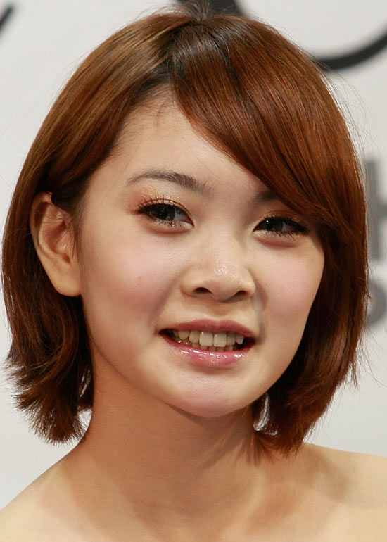 Side parted super short bob Korean hairstyle