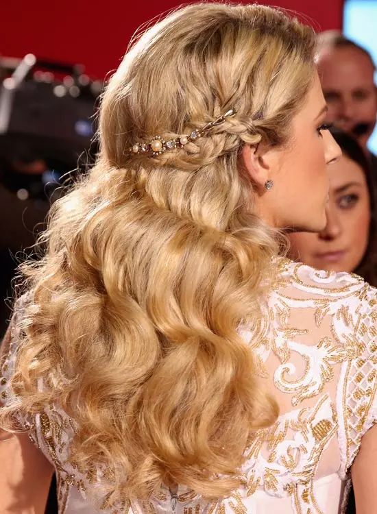 Textured rippling waves red carpet hairstyle