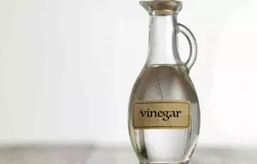 Vinegar with water as a home remedy for folliculitis hair loss