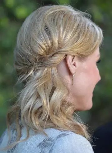 Wavy side hairdo bride hairstyle with twisted side sweep