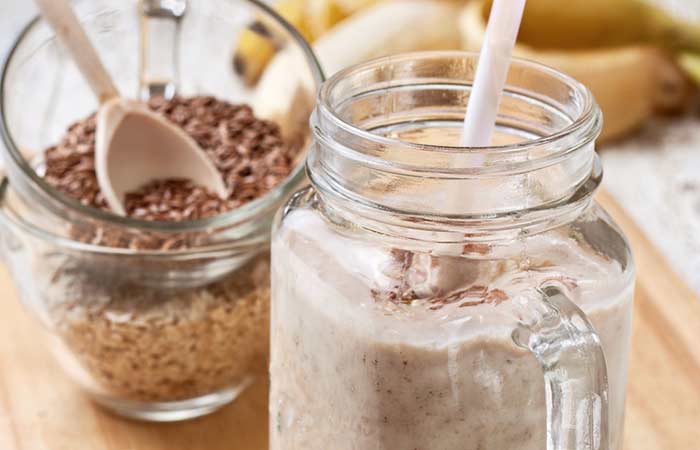 Banana oats smoothie with flaxseeds for weight loss
