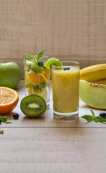 Kiwi, apricot, and muskmelon smoothie for weight loss