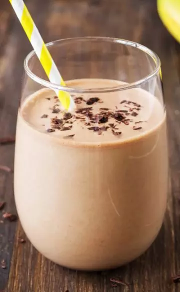 Banana, almond, and dark chocolate smoothie for weight loss