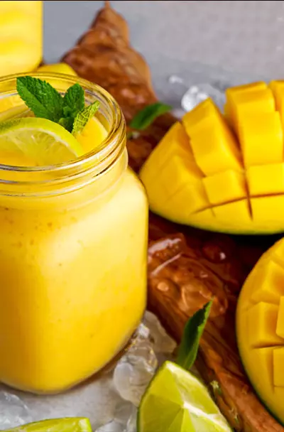 Mango, yogurt, and nutmeg smoothie for weight loss