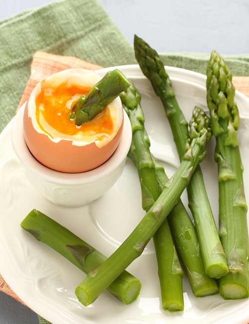 Blanched asparagus and boiled egg