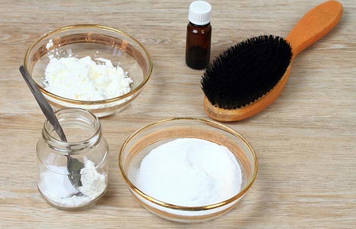 Baking soda and hair brush to treat dandruff