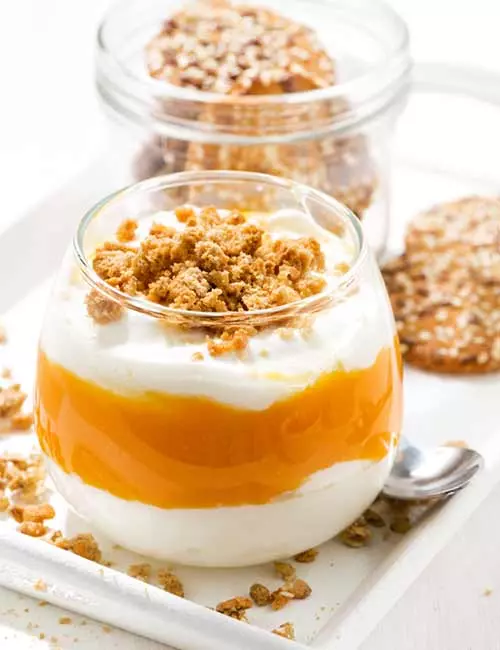 Muesli with yogurt and honey