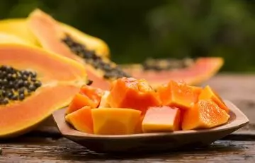 Papaya for a homemade face pack to reduce dark spots