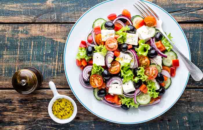 Fresh salad can be part of your 500 calorie diet plan