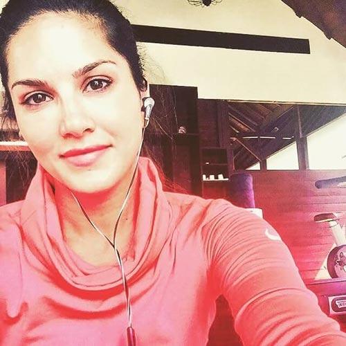 2. Sunny Leone em uma selfie - Sunny Leone sem maquiagem