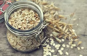 Use oatmeal bath to get rid of chickenpox