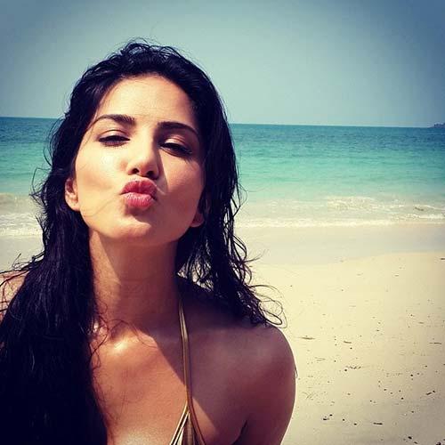 5. Na praia - Sunny Leone sem maquiagem