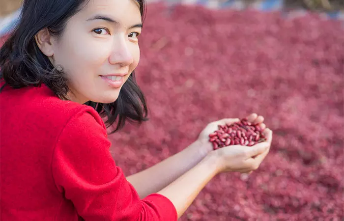 Woman holding kidney beans for glutamine rich diet 