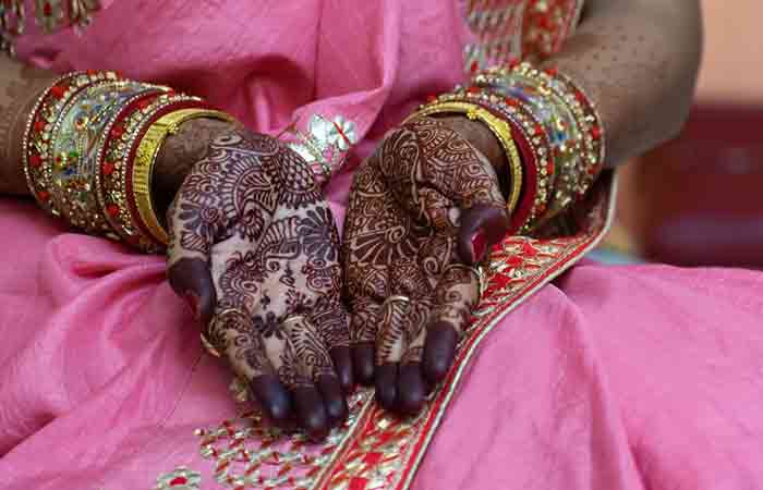 Bride with rich and dark-colored mehndi stain