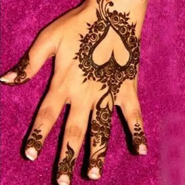 Heart henna design with swish and swirl pattern
