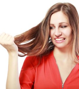 如何阻止头发破损:15种自然疗法，提示，和治疗
