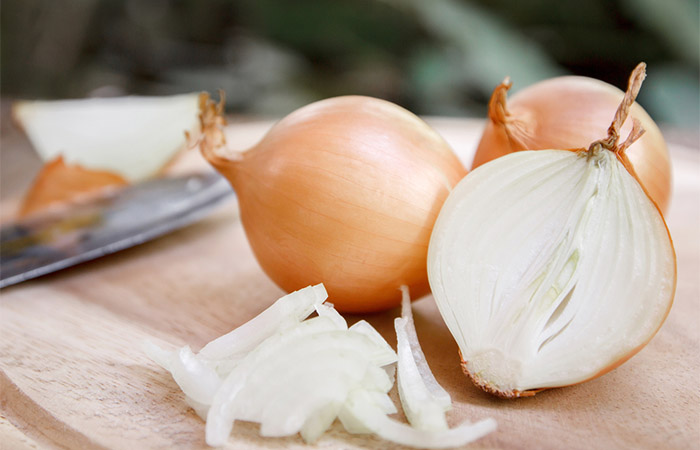 Onion to get rid of laryngitis
