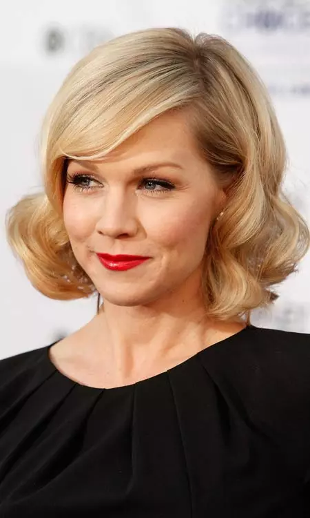 Smooth bob hairstyle with curly textured ends