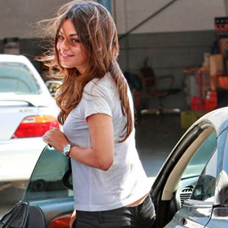 Picture of Mila Kunis without makeup walking out of the car