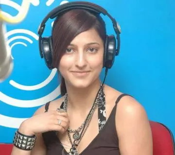 Shruti Hassan without makeup at a radio station