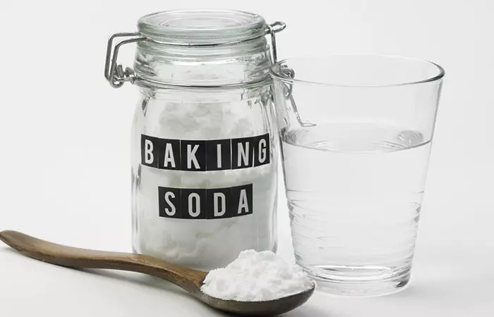 Water with baking soda for bad breath
