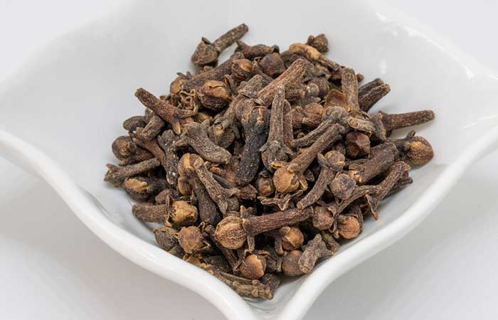 Cloves to stop vomiting